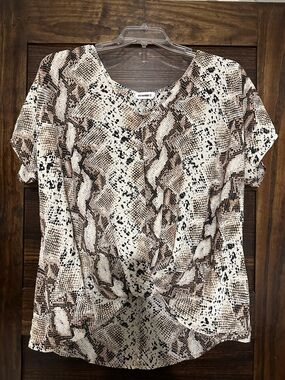 eesome Brown Snake Print Short Sleeve Twist-Hem Top